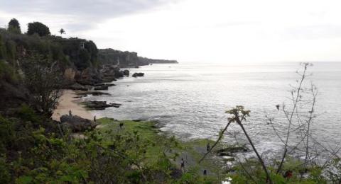 Tebing Menjulang Di Pantai Balangan Jadi Spot Foto Paling