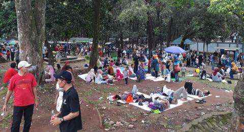 Naik Ayunan Di Taman Bermain Anak Ragunan