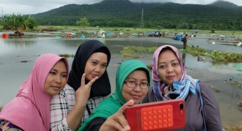 Selfie Dekat Mayat Dan Puing Tsunami Selat Sunda Demi Banyak Like