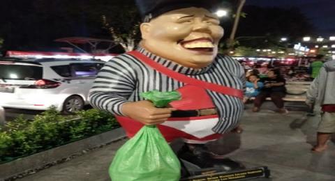Patung Prajurit Mataram Pegang Karung Ini Bikin Heboh Yogyakarta Patung Prajurit Mataram Pegang Karung Ini Bikin Heboh Yogyakarta