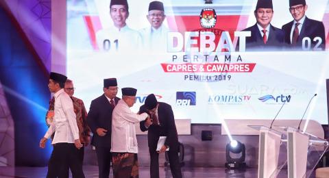 Ketua KPU Arief Budiman bersama pasangan capres-cawapres nomor urut 01 Joko Widodo dan Ma'ruf Amin serta pasangan nomor urut 02 Prabowo Subianto dan Sandiaga Uno bersiap mengikuti debat pertama Pilpres 2019, di Hotel Bidakara, Jakarta, Kamis (17/1). [Suara.com/Muhaimin A Untung]