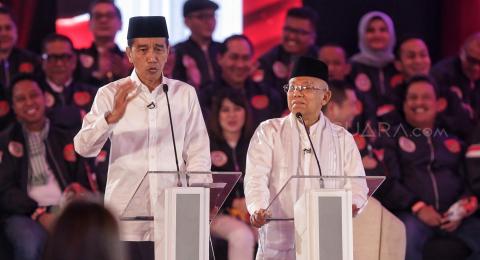 Pasangan capres-cawapres nomor urut 01 Joko Widodo dan Ma'ruf Amin saat mengikuti debat pertama Pilpres 2019, di Hotel Bidakara, Jakarta, Kamis (17/1). [Suara.com/Muhaimin A Untung]