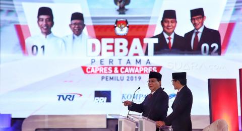 Pasangan nomor urut 02 Prabowo Subianto dan Sandiaga Uno saat mengikuti debat pertama Pilpres 2019, di Hotel Bidakara, Jakarta, Kamis (17/1). [Suara.com/Muhaimin A Untung