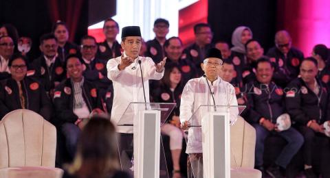 Pasangan capres-cawapres nomor urut 01 Joko Widodo dan Ma'ruf Amin serta berbicara saat mengikuti debat pertama Pilpres 2019, di Hotel Bidakara, Jakarta, Kamis (17/1). [Suara.com/Muhaimin A Untung]