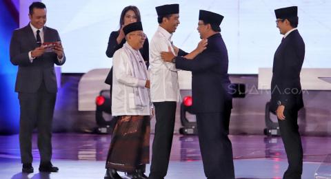 Pasangan capres-cawapres nomor urut 01 Joko Widodo dan Ma'ruf Amin serta pasangan nomor urut 02 Prabowo Subianto dan Sandiaga Uno berpelukan dan bersalaman usai mengikuti debat pertama Pilpres 2019, di Hotel Bidakara, Jakarta, Kamis (17/1). [Suara.com/Muhaimin A Untung]