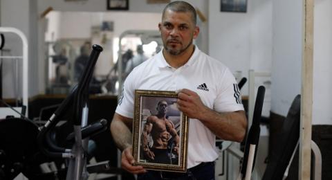 Ibrahim al-Masri dipecat dari pekerjaannya sebagai muazin di Masjid Al-Jazzar, Acre, Israel karena mengikuti kejuaraan binaraga. [AFP/Ahmad Gharabli]