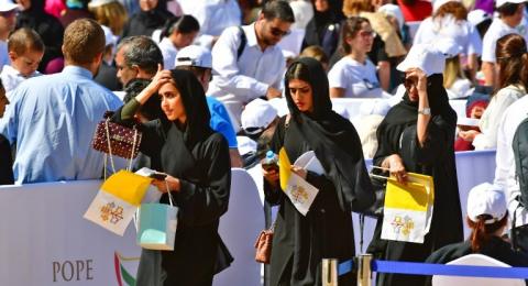 Umat Katolik di Uni Emirat Arab menghadiri misa akbar yang dipimpin Paus Fransiskus di Stadion Zayed Sports City di Abu Dhabi, pada Selasa (5/1). [AFP/Karim Sahib]