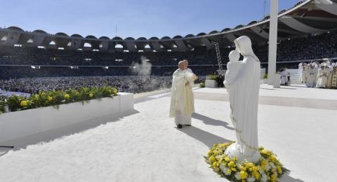 Paus Fransiskus memimpin misa akbar di Stadion Zayed Sports City di Abu Dhabi, Uni Emirat Arab (UEA) yang dihadiri oleh sekitar 120.000 umat Katolik pada Selasa (5/1). [AFP/Vatican Media]