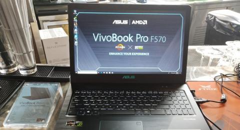 Laptop Asus VivoBook Pro F570 diperkenalkan di Jakarta, Kamis (14/2). [Suara.com/Tivan Rahmat]