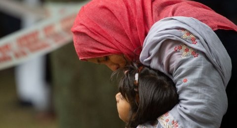 Malaikat Malaikat Kecil Yang Mangkat Di Masjid Christchurch Mama. gadis kecil berusia enam tahun berjalan medekati ibunya sambil membawa boneka beruang berwarna putih. malaikat malaikat kecil yang mangkat di