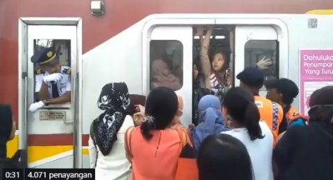 Pintu Krl Sulit Ditutup Karena Kepenuhan Tiba Tiba Ada Jeritan