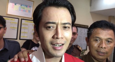 Kriss Hatta Prihatin Hilda Vitria Nangis di Ruang Sidang