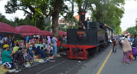 Naik Kereta Api Uap Kuno Sambil Berwisata Di Kota Solo Bisa