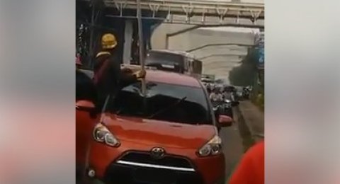 Mobil Tertimpa Besi Proyek Tol Cibubur Warganet Daerah