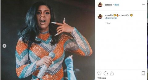 Baju Ketat Cardi B Robek Saat Manggung Warganet Sebut Mirip