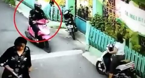 Detik Detik Pemotor Lakukan Pelecehan Seksual Pada Wanita Detik Detik Pemotor Lakukan Pelecehan Seksual Pada Wanita