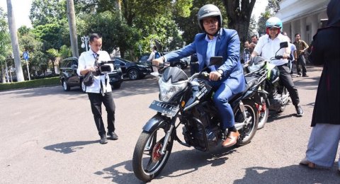 Ridwan Kamil Mulai Pakai Sepeda Motor Listrik Selamat Datang Masa Depan