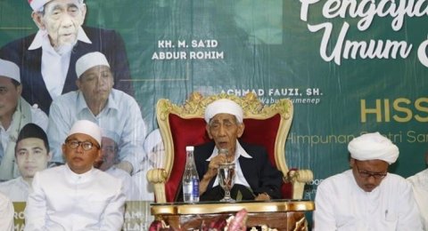 Pejabat Haji Habib Rizieq Berdoa Di Tengah Massa Di Pemakaman Mbah Moen