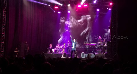 Lewat Bad Things Machine Gun Kelly Bikin Penonton Karaoke Bersama lewat bad things machine gun kelly