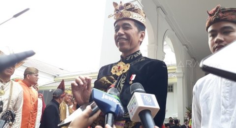 Tepuk Pundak Komandan Upacara Aksi Jokowi Curi Perhatian