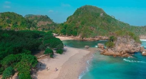 Bikin Mager Menilik Pesona Pantai Watu Leter Malang