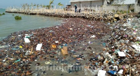 Pantai Camplong Diserbu Sampah Dlh Sampang Kelimpungan