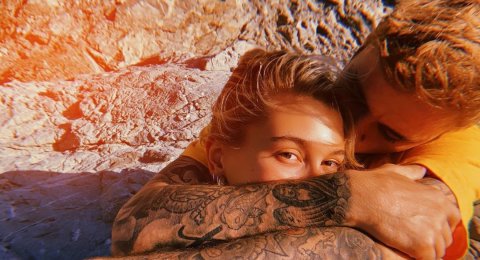 Nyaman Hailey Baldwin Sempat Pakai Sneaker Kesayangan Di