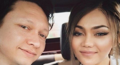 10 Potret Rumah Rina Nose Bersama Suami Banyak Koleksi Tanaman