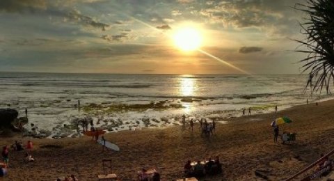 Pantai Batu Bolong Destinasi Wisata Bahari Nan Elok Di