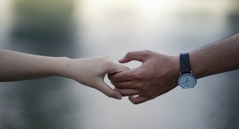 Diduga Ketahuan Pacaran Dua Santri Disiram Air Selokan, Warganet Berdebat