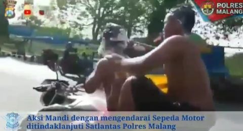 Setelah Cewek Seksi Giliran Pemuda Telanjang Dada Mandi Sambil Berkendara