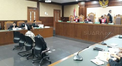 Rommy Menangis Saat Bacakan Puisi Untuk Anak Dan Istri Pada Akhir Pledoi