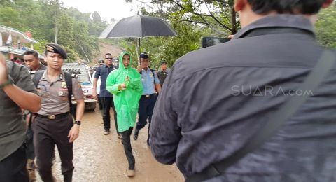 Monyet Pake Jas Hujan Artinya - Penampilan Jokowi Saat Tinjau Korban Banjir Dengan Kondisi Hujan ...