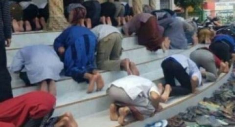 Beredar Foto Orang Sujud Di Masjid Menghadap Banyak Arah Tuai Sorotan