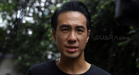 3 Seleb Ganteng Ini Pernah Kerja Kasar Demi Bertahan Hidup