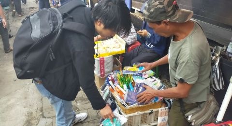 Jadi Barang Langka Satu Buah Masker Di Stasiun Bogor Dijual Rp 10