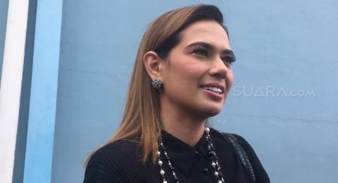 Tampil Santun Saat Ramadhan 3 Potret Catherine Wilson Pakai Hijab