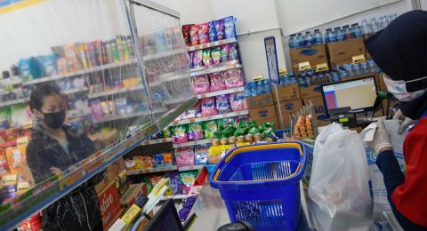 Cegah Corona Mini Market Pasang Pembatas Plastik