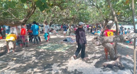 Tak Peduli Ada Larangan Pantai Di Pandeglang Dan Serang Ramai Dikunjungi Suara Banten