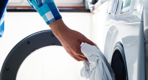 Wanita Ini Bongkar Rahasia Anak Rajin Cucikan Baju Orangtua, Warganet Beri Pengakuan: Benar Banget