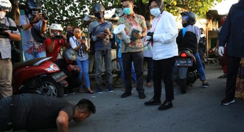 Wali Kota Risma Pelanggar Aturan Virus Corona Dikurung Di Kandang Harimau Bagian 1