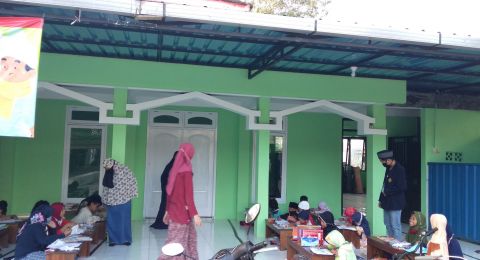 Pulang Kampung, Mahasiswa KKN UNEJ Membuat Media Belajar Interaktif