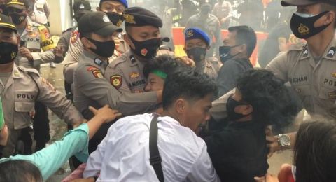 Aksi Bakar-bakaran, Demo Mahasiswa HMI Rusuh di Depan DPRD Banten