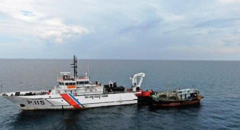 Lakukan Illegal Fishing, Kapal Malaysia Diamankan Penjaga Laut RI