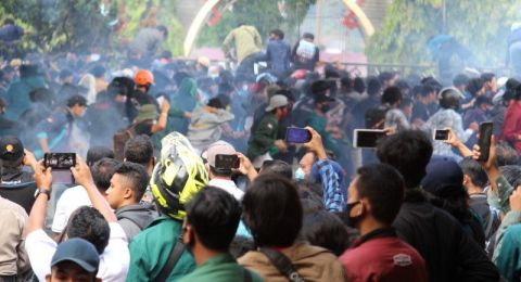 Pendemo UU Cipta Kerja Hancurkan Gedung DPRD Lampung, Bakar Ban