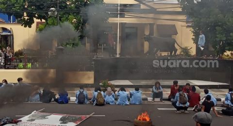 Video Viral Pengepungan Kampus: Polisi Bantah Brutal, Salahkan Kelompok Anarko dan Angin!