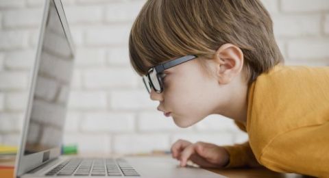 Fenomena Myopia Booming dan Risiko Mata Minus Akibat Belajar Online