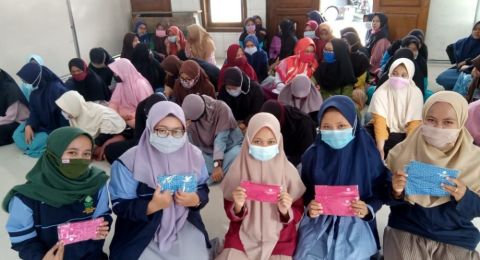 Bagikan Masker, Mahasiswa KKN Ajak Patuhi Protokol Covid-19