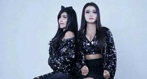 Dua biduan dangdut yang dimiliki Grup Orkes Alvinza Surabaya (Suara.com/Dimas Angga)