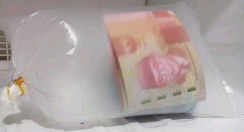 Viral Foto Uang Di Dalam Es Batu Warganet Definisi Duit Belum Cair